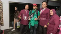 Fans yang berada di bandara berebut foto bersama Stefano Lilipaly saat Timnas Indonesia tiba dari Thailand di Bandara Soekarno-Hatta, Cengkareng, (18/12/2016). (Bola.com/Nicklas Hanoatubun)