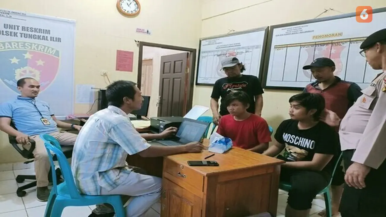 Dua tersangka saat diminta keterangan Kapolsek Tungkal Ilir, Banyuasin