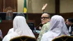 Tersangka kasus dugaan pemerasan dalam pengurusan sertifikat K3 di Kementerian Ketenagakerjaan yang juga mantan Wakil Menteri Ketenagakerjaan (Wamenaker), Immanuel Ebenezer Gerungan (Noel) mengangkat tangan sesaat sebelum persidangan di Pengadilan Tindak Pidana Korupsi (Tipikor) Jakarta pada Pengadilan Negeri Jakarta Pusat, Senin (19/1/2026). Hari ini, Senin (19/1/2026), mantan Wakil Menteri Ketenagakerjaan (Wamenaker), Immanuel Ebenezer Gerungan atau biasa dikenal dengan panggilan Noel menjalani sidang perdana terkait kasus dugaan pemerasan dalam pengurusan sertifikat K3 di Kementerian Ketenagakerjaan. (Kapanlagi.com/Budy Santoso)