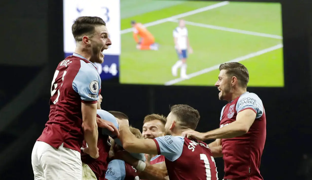 Para pemain West Ham United merayakan gol yang dicetak oleh Manuel Lanzini ke gawang Tottenham Hotspur pada laga Liga Inggris Senin (19/10/2020). Kedua tim bermain imbang 3-3. (AP/Matt Dunham, Pool)