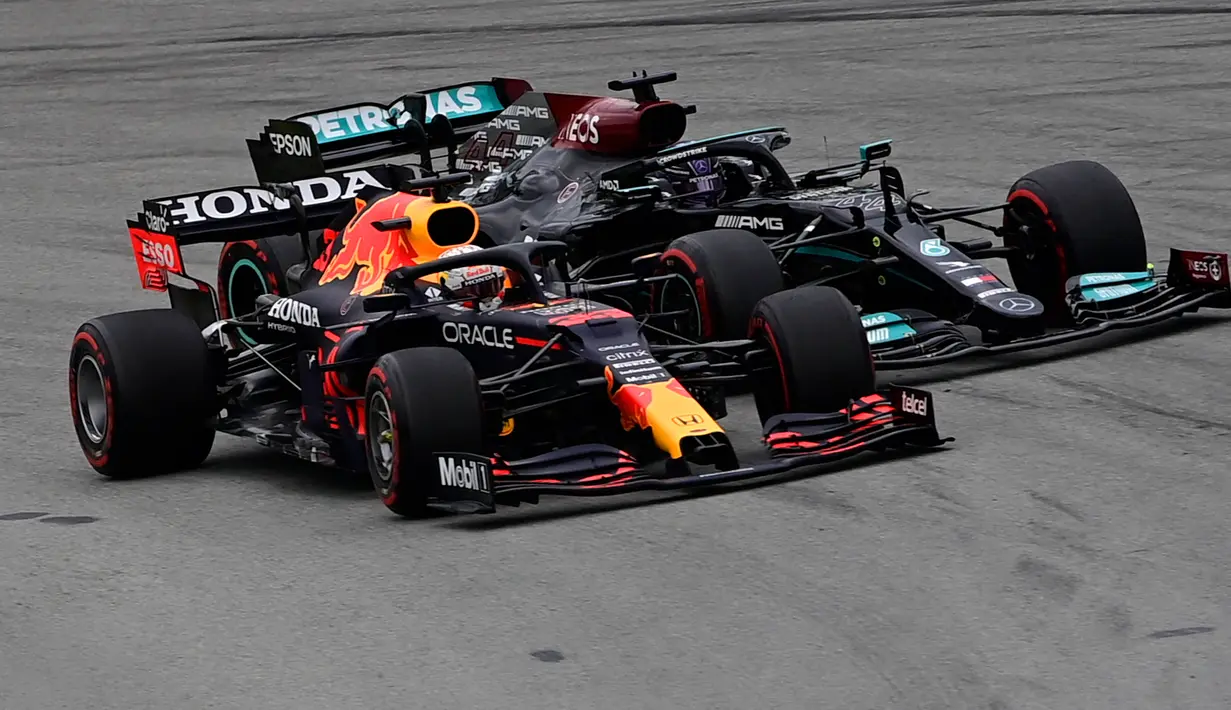 Hamilton memulai balapan di posisi terdepan usai meraih gelar posisi terdepan yang ke-100. Di tikungan pertama selepas start, posisi driver asal Inggris itu direbut oleh Verstappen dari Red Bull. (Foto: AFP/Javier Soriano)