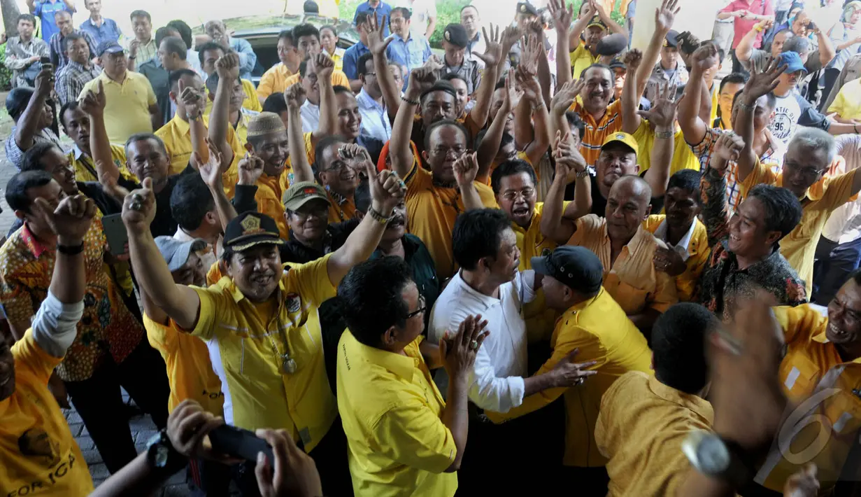 Keputusan Majelis hakim PTUN Jakarta yang mengabulkan gugatan kubu ARB disambut gembira oleh para pendukungnya, Jakarta, Senin (18/5/2015).  (Liputan6.com/Johan Tallo)