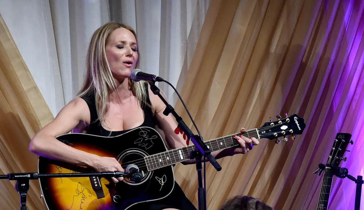 Saat berusia 18 tahun, Jewel   Kilcher tak punya rumah dan   harus tinggal di VWnya. (RICK   DIAMOND / GETTY IMAGES NORTH   AMERICA / AFP)