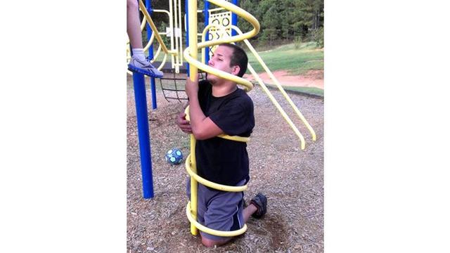 Potret 5 Orang Dewasa Terjebak di Arena Bermain Anak Ini Bikin Ngakak Tapi Kasihan