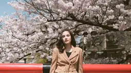 Chelsea Islan lebih senang pergi liburan ramai-ramai bersama orang terdekat. Namun, Ia hanya memilih negara tertentu yang tak terlalu jauh dari Indonesia. Untuk destinasi favorit, Chelsea Islan lebih suka alam terbuka dan tempat wisata ketimbang pusat perbelanjaan. (Liputan6.com/IG/@chelseaislan)