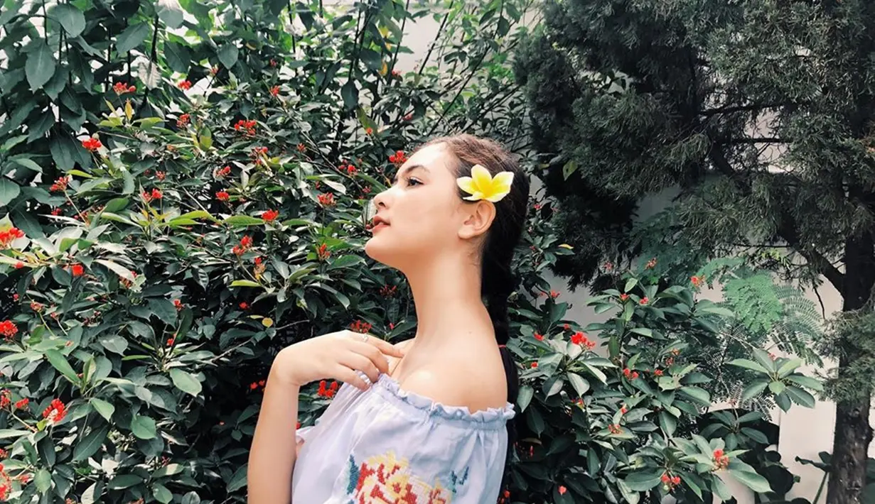 Perempuan kelahiran 6 Juli 2002 gayanya selalu stylish. Ia selalu berhasil memadu padankan pakaian yang ia kenakan dengan background berfoto. Wajar saja jika setiap fotonya selalu menarik untuk dilihat. (Liputan6.com/IG/@talithacurtis_)
