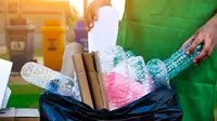 Ilustrasi mengelola sampah plastik. (Shutterstock/kumpol.pijadee)