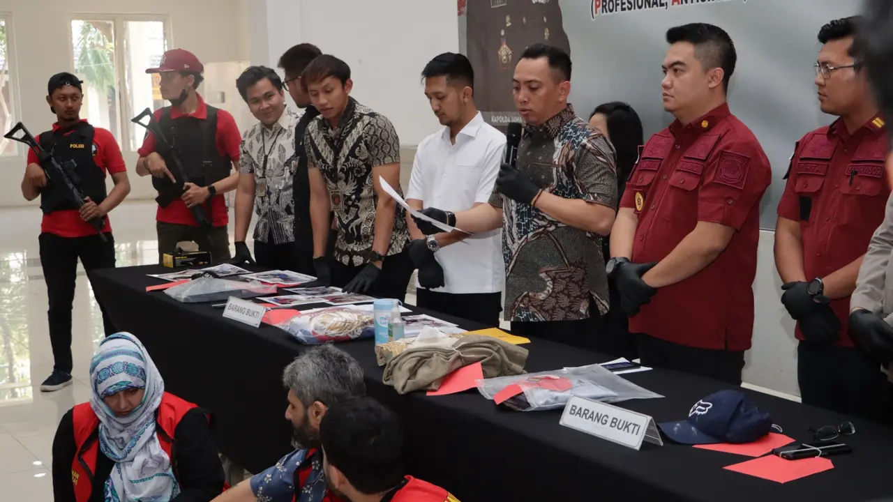 Polisi menangkap satu keluarga asal Pakistan yang bobol toko Tom LIwafa. (Dian Kurniawan/Liputan6.com)