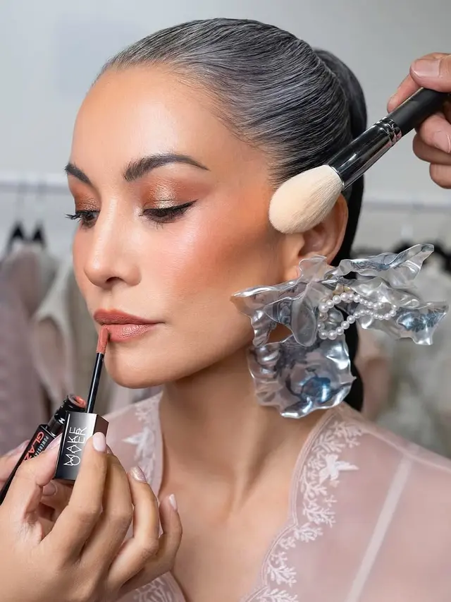 4 Potret Comeback Elegan Nadya Hutagalung di Dubai Fashion Week, Tampil Memukau dengan Koleksi Brand Lokal