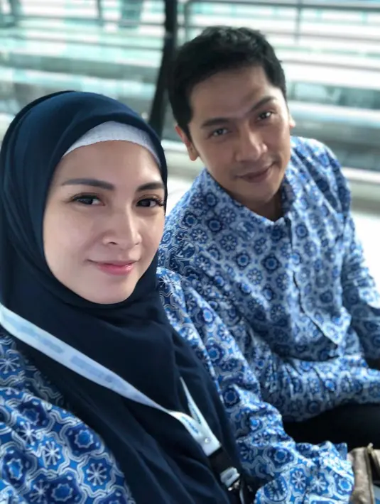 Dalam perjalannya pasangan ini memang tidak mengajak buah hati. Anak-anaknya pun bersama dengan Poppa dan Momma. Seperti yang disampaikan Donita dalam keterangan Instagramnya saat ia pergi ke Tanah Suci. (Liputan6.com/IG/@donitabhubiy)