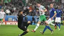 Robbie Brady menciptakan tiga peluang, satu tendangan ke gawang, dan mencetak satu-satunya gol kemenangan Irlandia ke gawang Italia, (22/6/2016). (AFP/Philippe Huguen)
