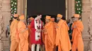 Perdana Menteri Kanada Justin Trudeau berbincang dengan pemuka agama setempat saat mengunjungi Kuil Swaminarayan Akshardham, India (19/2). (AFP Photo/Swaminarayan Akshardham Temple)