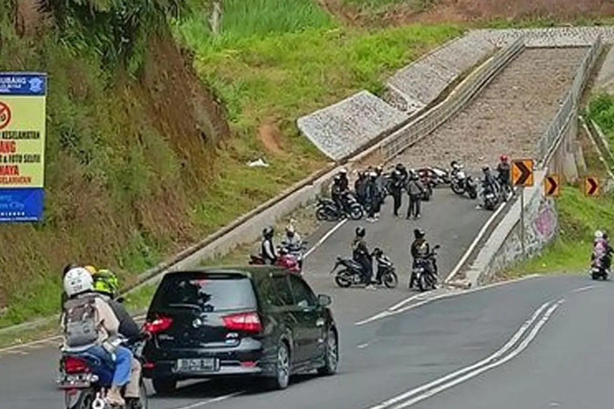 Pemotor malah menjadikan area rem darurat untuk berkumpul (ist)
