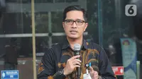 Juru Bicara KPK Febri Diansyah memberikan keterangan kepada wartawan di Gedung KPK, Jakarta, Senin (26/12/2019). Febri melepas jabatan Juru Bicara KPK dan memilih sebagai Kabiro Humas KPK. (merdeka.com/Dwi Narwoko)