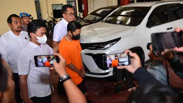 Dokter gigi PPDS dari Universitas Indonesia (UI) berinisial MAES ditangkap dan ditetapkan sebagai tersangka setelah merekam mahasiswi yang sedang mandi di indekos. (Liputan6.com/Ady Anugrahadi)