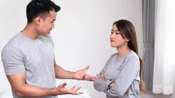 perempuan dan pasangan bertengkar lagi
