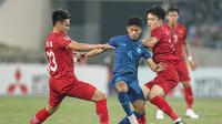 Gelandang Timnas Thailand, Sarach Yooyen mendapatkan gangguan dari dua pemain Timnas Vietnam pada laga leg pertama babak final Piala AFF 2022, Jumat (13/1/2023) malam WIB. (Dok. AFF Mitsubishi Cup 2022)