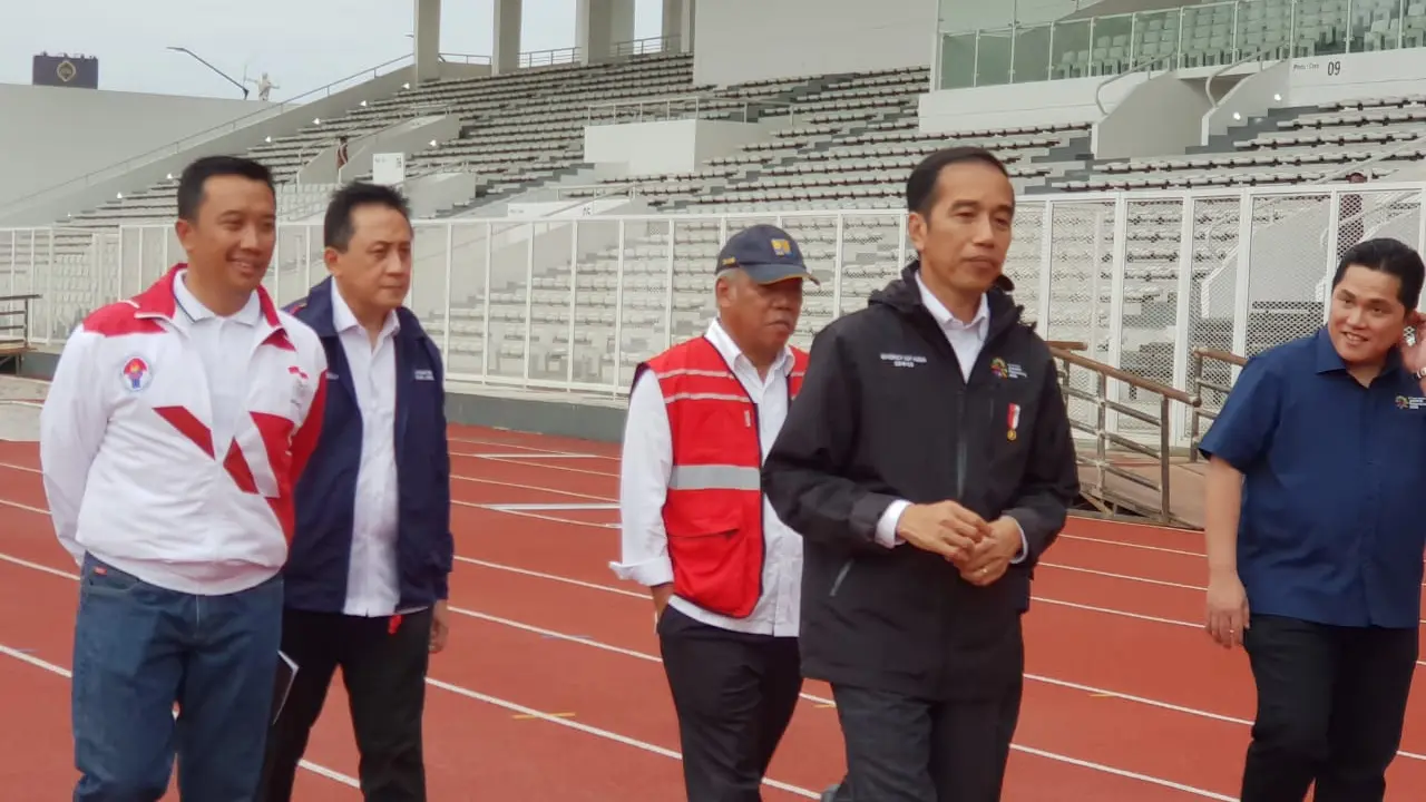 Presiden Joko Widodo (Jokowi) didampingi Menteri Pekerjaan Umum dan Perumahan Rakyat (PUPR) Basuki Hadimuljono meninjau kesiapan Kompleks Olahraga Gelora Bung Karno (GBK) Senayan. (Dok PUPR)