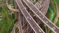 Salah satu jalan raya yang serupa dengan lintasan rollercoaster ini terletak di Tiongkok.