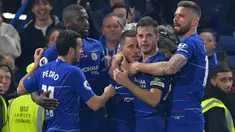 Penyerang Chelsea , Eden Hazard (tengah) berselebrasi dengan rekan setimnya setelah mencetak gol ke gawang West Ham United dalam lanjutan Liga Inggris 2018/2019 di Stadion Stamford Bridge, Senin (8/4). Eden Hazard membantu Chelsea menang 2-0 atas West Ham United. (OLLY GREENWOOD / AFP)