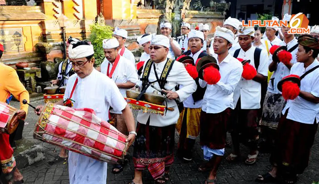 Rombongan pria berbaris sambil menabuh gamelan yang juga akan digunakan saat Upacara Melasti (Liputan6.com/Andrian M Tunay)