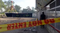 Petugas polisi Pakistan berjaga di lokasi bom bunuh diri di taman Gulshan e Iqbal Park di Lahore, Pakistan, Senin (28/3). Korban tewas akibat ledakan bom tersebut mencapai sekitar 69 orang. (AFP/ARIF ALI)
