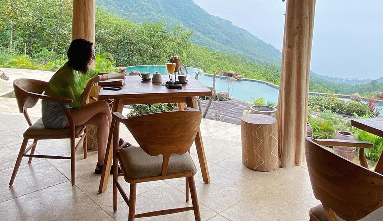 Saat berlibur dengan pemandangan yang indah, Tatjana terlihat serius membaca buku. Fokusnya Tatjana membaca buku ini menyita perhatian. Bahkan netizen menyebut Tatjana kian menawan sekaligus misterius melihat Tatjana baca buku. (Liputan6.com/IG/@tatjanasaphira)