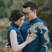 Begini mesranya pasangan yang menikah di Green Forest Resort, Bandung pada 2020 lalu saat pakai busana biru bermotif naga. Olivia yang merupakan wanita berdarah Indonesia-Singapura itu elegan dengan dress tanpa lengan. (Liputan6.com/IG/@sumargodenny)