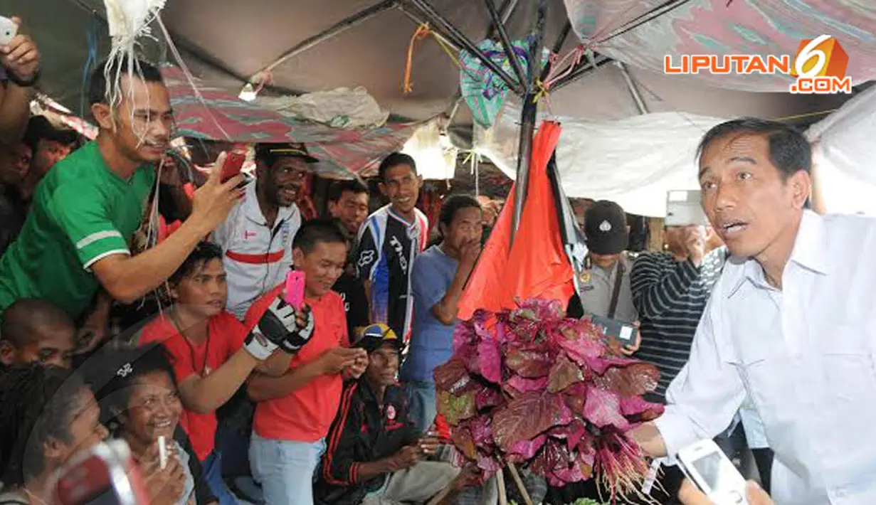 Jokowi tampak kaget saat menanyakan harga sayuran yang dijual di salah satu pedagang di Pasar Yotefa, Papua (Liputan6.com/Herman Zakharia)