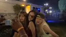 Ketiga member blackpink juga hadir, Lisa yang sebelum sebagai performance kali ini hadir menyemangati Jennie teman se grubnya. Lisa mengenakan atasan crop lengan panjang hitam serasi dengan celananya. Rose yang hadir sejak menyaksikan Lisa, kali ini mengenakan atasan crop putih tanpa lengan dipadukan celana panjang hitam saat melihat penampilan Jennie. Sedangkan, Jennie tampil dengan pakaian serba merah menyala.