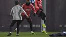 Aksi Ousmane Dembele dalam sesi latihan jelang laga lanjutan grup B Liga Champions yang berlangsung di stadion Camp Nou, Spanyol, Rabu (12/12). El Barca akan ditantang Tottenham Hotspur yang membutuhkan kemenangan. (AFP/Lluis Gene)