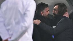 Pelatih Juventus, Andrea Pirlo, berbincang dengan pelatih Napoli, Gennaro Gattuso, pada laga final Piala Super Italia di Stadion Mapei, Rabu (20/1/2021). Juventus menang dengan skor 2-0 atas Napoli. (AFP/Miguel Medina)