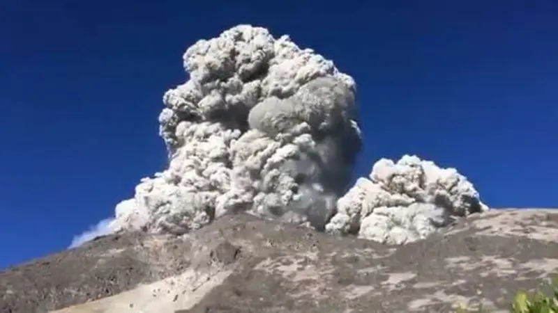 Video Viral: Momen Menegangkan Saat Pendaki Merekam Detik-detik Gunung Merapi Meletus