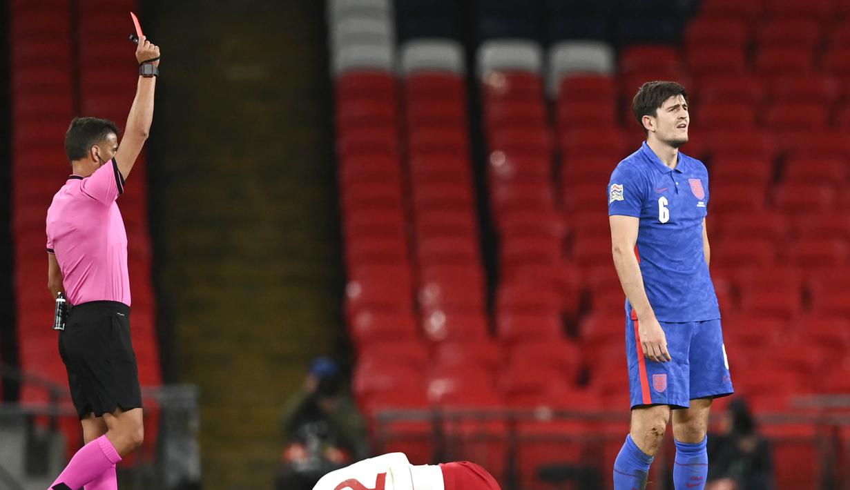 Bek Inggris, Harry Maguire, mendapat kartu merah saat pertandingan melawan Denmark pada laga UEFA Nations League di Stadion Wembley, Kamis (15/10/2020). Denmark menang dengan skor 1-0. (Daniel Leal-Olivas/Pool via AP)