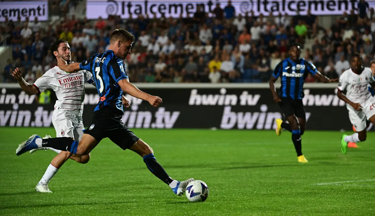 Bek Atalanta Joakim Maehle menggiring bola saat laga pekan kedua Serie A 2022/2023 melawan Atalanta di Stadion Atleti Azzurri d'Italia, Senin (22/8/2022) dini hari WIB. AC Milan hanya mampu bermain imbang 1-1 di kandang Atalanta. (Photo by Miguel MEDINA / AFP)