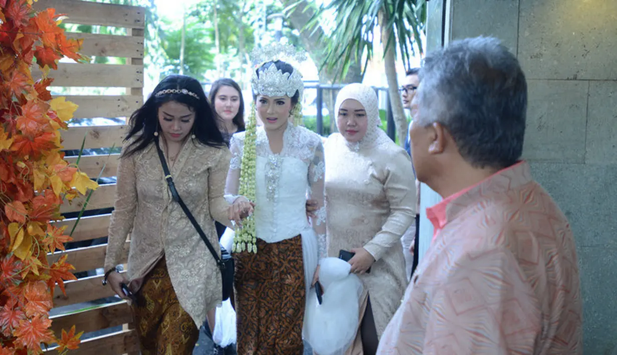 Ahmad Gussaoki meminang Poppy dengan mas kawin berupa emas murni seberat 40 gram. Hal tersebut merupakan keinginan dari Poppy Sovia. (Bayu Herdianto/KapanLagi.com)