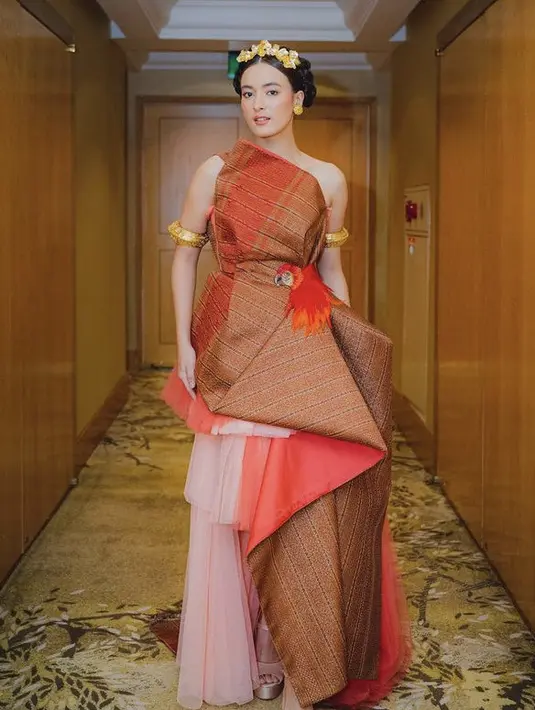 <p>Gaun layering tersebut didominasi dengan ulos yang dibuat oleh desainer Danny Satriadi. Yang memiliki detail burung kakak tua merah di salah satu sisi pinggang. [@mawar_eva]</p>