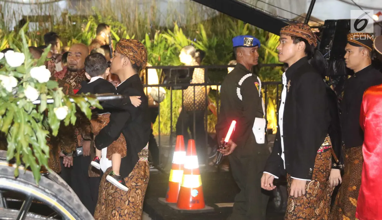 Gibran Rakabuming dan Kaesang Pangarep turun dari kereta kencana menuju tempat pelaminan saat resepsi Kahiyang Ayu dan Bobby Nasution di Graha Saba Buana, Solo, Rabu (8/11). (Liputan.com/Angga Yuniar)