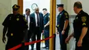 Bill Cosby saat tiba menghadiri sidang kasus kekerasaan seksual di Pengadilan Montgomery  di Norristown, (6/6). Sekitar 50 wanita menuduh Cosby melakukan kekerasan seksual. (Eduardo Munoz Alvarez/Pool Photo via AP)