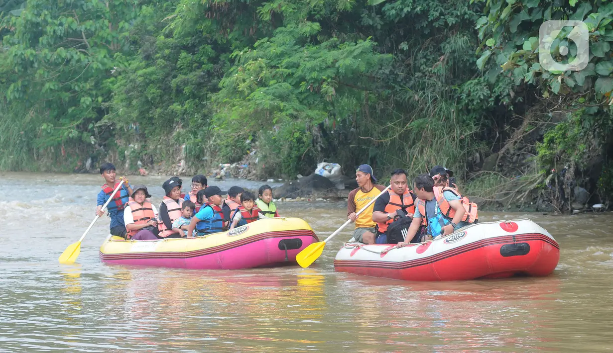 Anak-anak mengikuti rafting pada aliran Sungai Ciliwung di kawasan Bendungan Katulampa, Bogor, Minggu (15/5/2022). Kegiatan bermain sambil mengenalkan alam kawasan daerah aliran sungai (DAS) Ciliwung seperti hiking, menangkap ikan dan rafting yang diadakan oleh Hiking Bocah ini dilakukan setiap akhir pekan dengan biaya Rp 115 ribu/paket anak. (merdeka.com/Arie Basuki)
