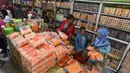 Walaupun jumlah pedagang kue kering di kawasan ini tidak seramai beberapa tahun lalu, namun penjualan kue kering di kawasan ini meningkat rata-rata hingga 15 persen dibandingkan tahun lalu. (merdeka.com/Arie Basuki)