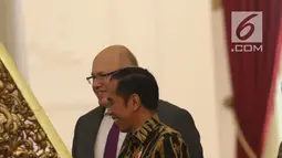 Presiden Joko Widodo saat menerima Menteri Ekonomi dan Energi Republik Federal Jerman Peter Altmaier di Istana Merdeka, Jakarta, Kamis (1/10). Pertemuan tersebut untuk mempererat hubungan bilateral kedua negara. (Liputan6.com/Angga Yuniar)