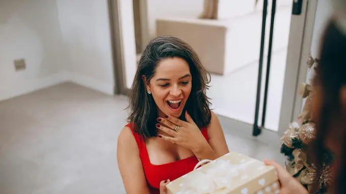 6 Zodiak yang Paling Bahagia Saat Memberi Hadiah, Apakah Kamu Salah Satunya?