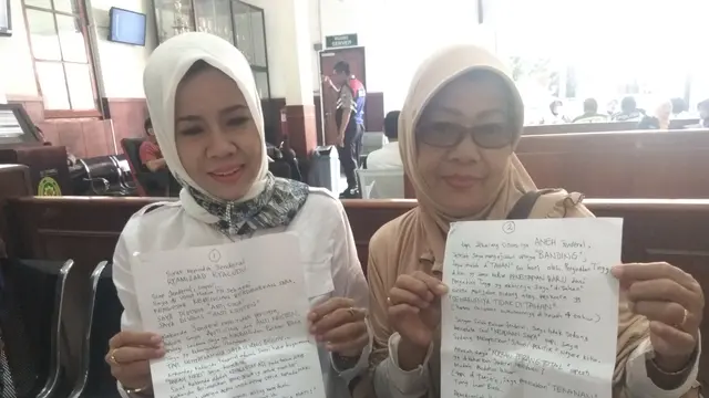 Terdakwa dugaan kasus pencemaran nama baik, ujaran Idiot, Ahmad Dhani Prasetyo kembali merilis surat curahan hati (curhat) yang ditulisnya di dalam Rumah Tahanan (Rutan) Klas I Surabaya, di Medaeng Sidoarjo.