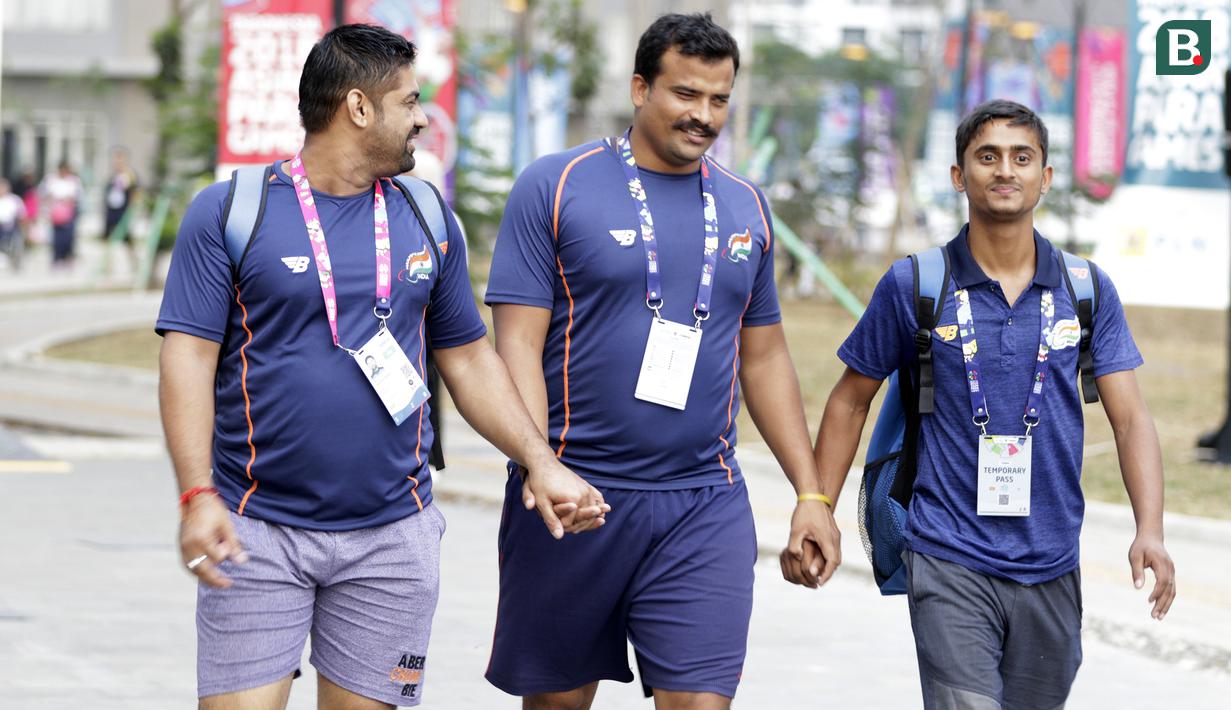 Atlet Asian Para Games bergandeng tangan di Wisma Atlet, Kemayoran, Jakarta, Rabu (03/10/2018). Menjelang sore hari, para atlet melakukan berbagai aktifitas mulai dari berolahraga, memotret, bermain biliar hingga keliling wisma. (Bola.com/M Iqbal Ichsan)