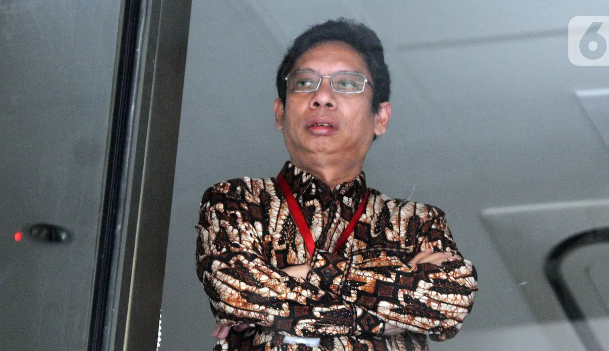 Dirjen Perdagangan Luar Negeri Kemendag Indrasari Wisnu Wardhana menunggu pemeriksaan di Gedung KPK, Jakarta, Kamis (31/10/2019). Indrasari diperiksa sebagai saksi untuk tersangka mantan Dirut Risyanto Suanda terkait dugaan suap kuota impor ikan tahun 2019 di Perum Perindo. (merdeka.com/Dwi Narwoko)