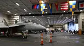 Sebuah jet tempur F-18 di dermaga kapal induk bertenaga nuklir USS Theodore Roosevelt (CVN 71) berlabuh di Pangkalan Angkatan Laut Busan, Korea Selatan pada 22 Juni 2024. (SONG Kyung-Seok/POOL/AFP)