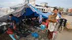 Para penyintas banjir berlindung di tenda darurat di Aceh Tamiang, Sumatera, Kamis 4 Desember 2025. Kondisi Aceh Tamiang hingga saat ini masih memprihatinkan. (AP Photo/Binsar Bakkara)