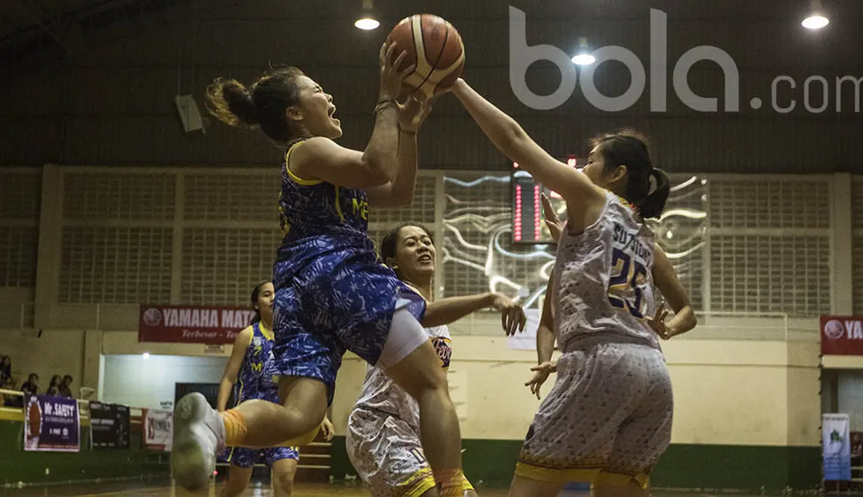 Pebasket Merpati Bali, Yenny, menghindari pebasket Surabaya Fever pada laga semifinal Sahabat Cup 2017 di GOR Sahabat Semarang, Jawa Tengah, Jumat (21/4/2017). Merpati kalah 55-67 dari Fever. (Bola.com/Vitalis Yogi Trisna)