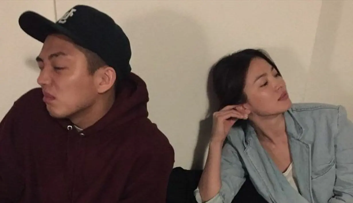Song Hye Kyo dan Yoo Ah In telah bersahabat sejak lama. Mereka pun saling memberi dukungan di lokasi syuting masing-masing, namun mereka sama sekali belum terlibat dalam satu proyek. (Foto: Twitter/kyoilys)